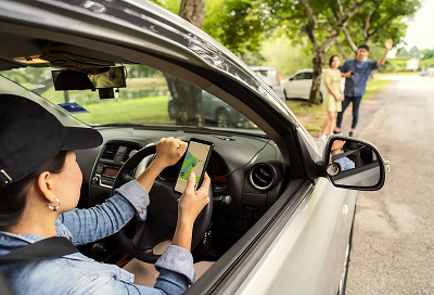 This image depicts the workflow of a modern ride-hailing driver
